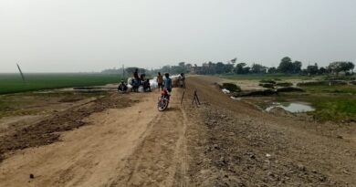 নেত্রকোনার হাওরাঞ্চলে ফসল রক্ষা বাঁধের কাজ এখনও শেষ না হওয়ায়, দুশ্চিন্তায় কৃষক।